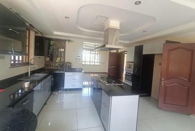 5 Bed House with En Suite in Runda