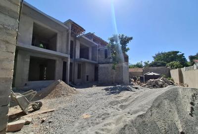 5 Bed Townhouse with En Suite in Lavington - 3