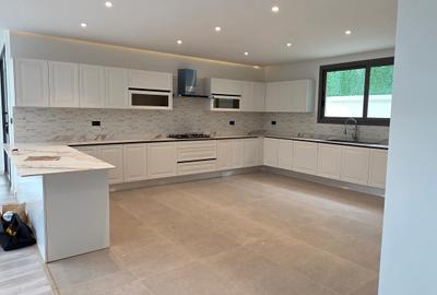 5 Bed Villa with En Suite at Lavington - 3