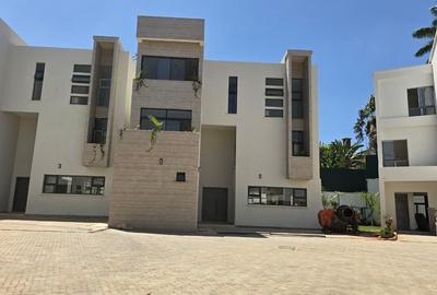 5 Bed House with En Suite in Lavington - 3