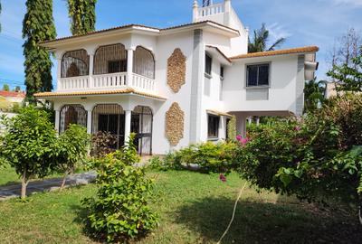 4 Bed House with En Suite at Shree Estate