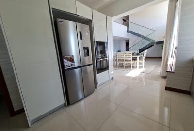 Furnished 4 Bed Apartment with En Suite in Parklands