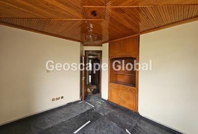 5 Bed House with En Suite in Nyari