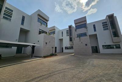 5 Bed Villa with En Suite at Lavington