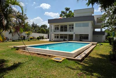 4 Bed House with En Suite at Old Runda - 2