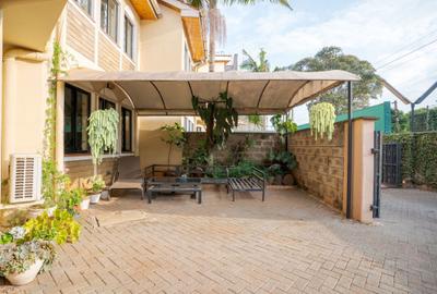 5 Bed House with En Suite in Lavington