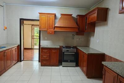 5 Bed Townhouse with En Suite in Lavington