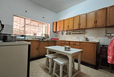 5 Bed House with Garden in Parklands