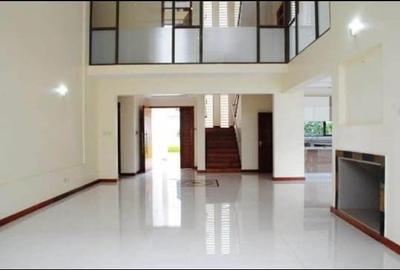 5 Bed Villa with En Suite in Lavington