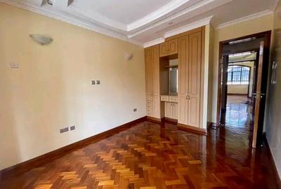 5 Bed Villa with En Suite in Dennis Pritt