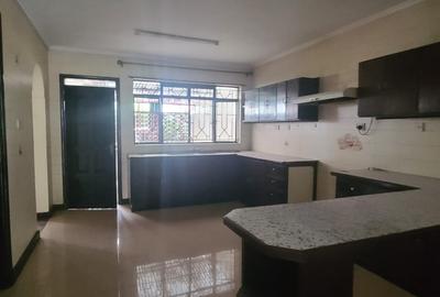 5 Bed Villa with En Suite in Riverside