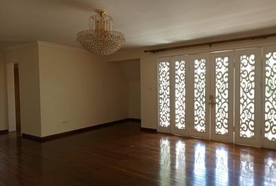5 Bed House with En Suite in Runda