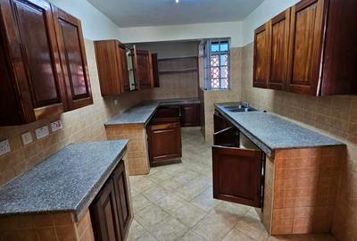 4 Bed Townhouse with En Suite at Valley Arcade - 4