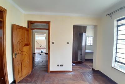 5 Bed Townhouse with En Suite at Lavington - 4
