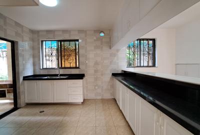 5 Bed Villa with En Suite at Chalbi Drive