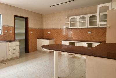 5 Bed Townhouse with En Suite in Spring Valley - 3