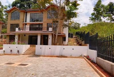 4 Bed House with En Suite in Rosslyn - 2