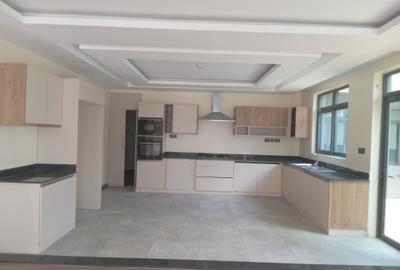 6 Bed Townhouse with En Suite at Lavington Area