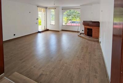5 Bed Townhouse with En Suite in Lavington - 2