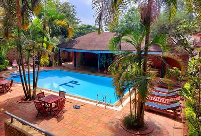 Serviced 2 Bed Apartment with En Suite at Brookside Drive - 4