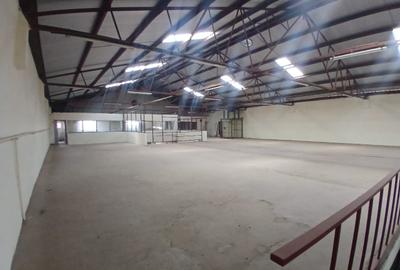 28,000 ft² Warehouse with Parking in Industrial Area - 3