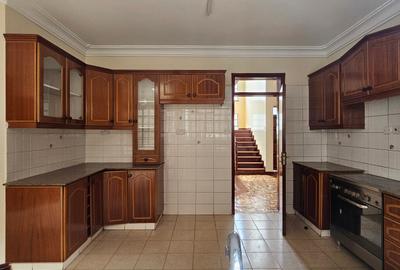 4 Bed Villa with En Suite at Kaputei Road - 3