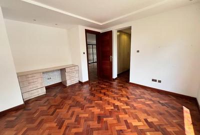 5 Bed Villa with En Suite in Lavington