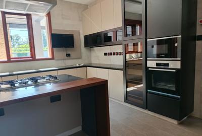 4 Bed House with En Suite in Runda - 2