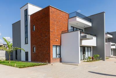 4 Bed House with En Suite in Langata