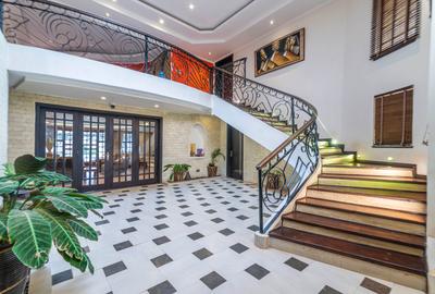 5 Bed House with En Suite in Ridgeways - 3