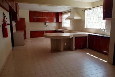 5 Bed House with En Suite in Runda