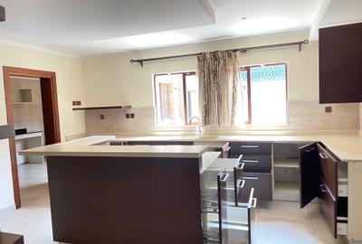 5 Bed Townhouse with En Suite in Lavington