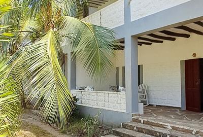 Serviced 2 Bed Apartment with Swimming Pool at Beach Road - 3