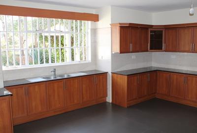 7 Bed Townhouse with En Suite in Nyari