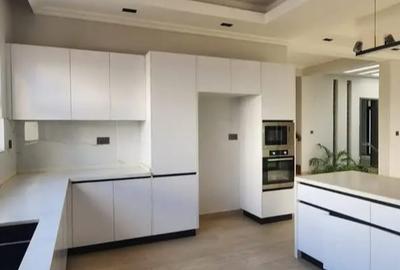 5 Bed Townhouse with En Suite in Lavington - 4