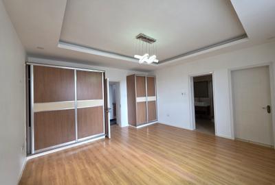 3 Bed Apartment with En Suite in Brookside