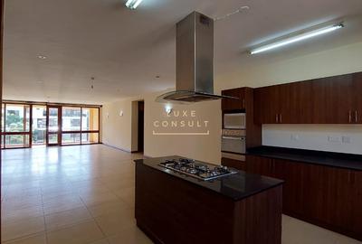 3 Bed Apartment with Swimming Pool in Riverside - 2