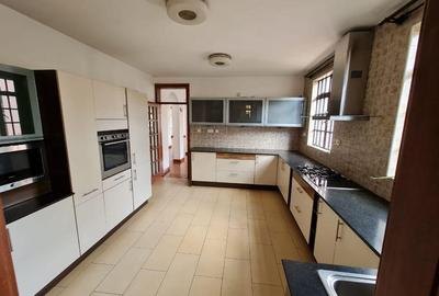 4 Bed Townhouse with En Suite at Lavington - 3