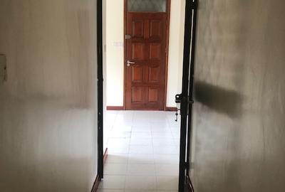 Serviced 2 Bed Apartment with En Suite at Argwings Khodeck Rd - 4
