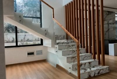 5 Bed Townhouse with En Suite in Lavington - 4