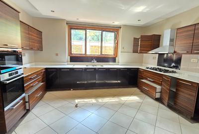 4 Bed House with En Suite in Runda