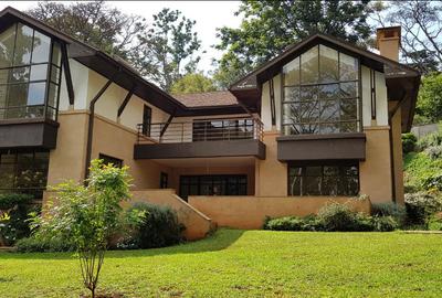 5 Bed Villa with En Suite in Rosslyn