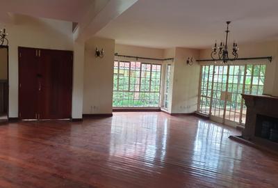5 Bed Villa with En Suite in Rosslyn