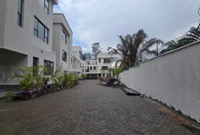 5 Bed House with En Suite in Lavington