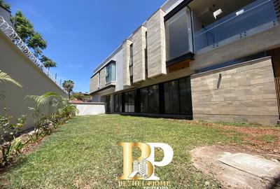 5 Bed Townhouse with En Suite in Brookside - 2