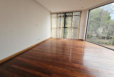 4 Bed Apartment with En Suite in Westlands Area