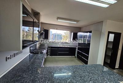 3 Bed Apartment with En Suite in Riverside - 4