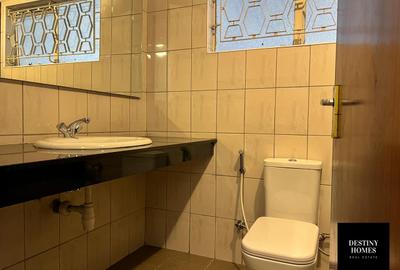4 Bed House with En Suite in Riverside
