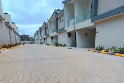 4 Bed Townhouse with En Suite at Near Gateway Mall