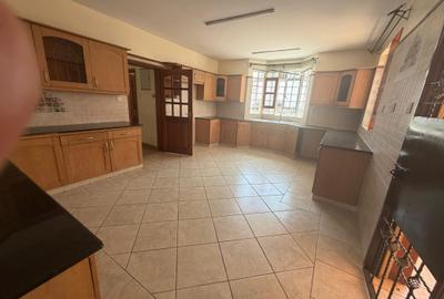 5 Bed House with En Suite in Runda - 4
